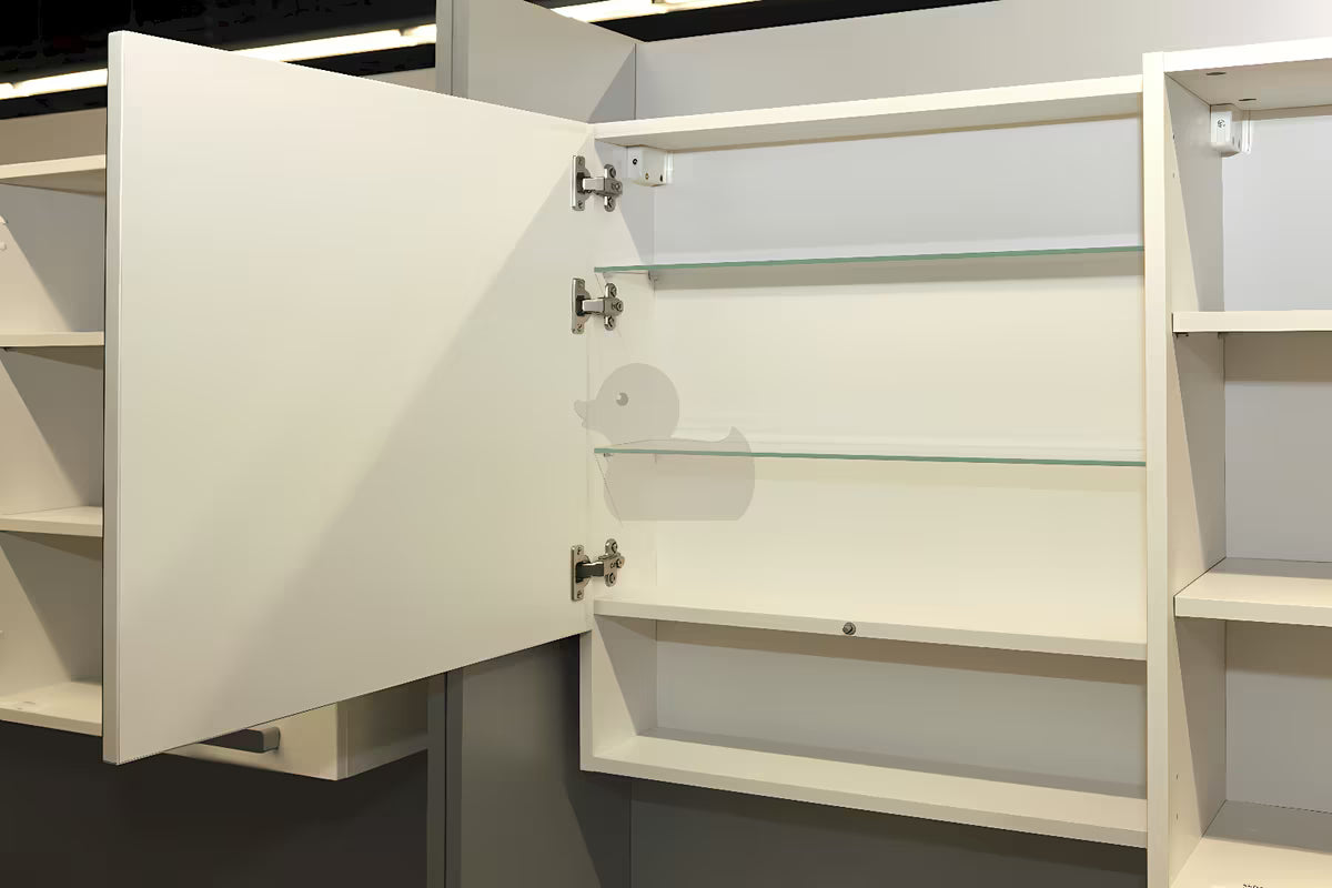 Bijeli ormarić s ogledalom Naturel Vario s univerzalnim okretnim vratima i dvije police.