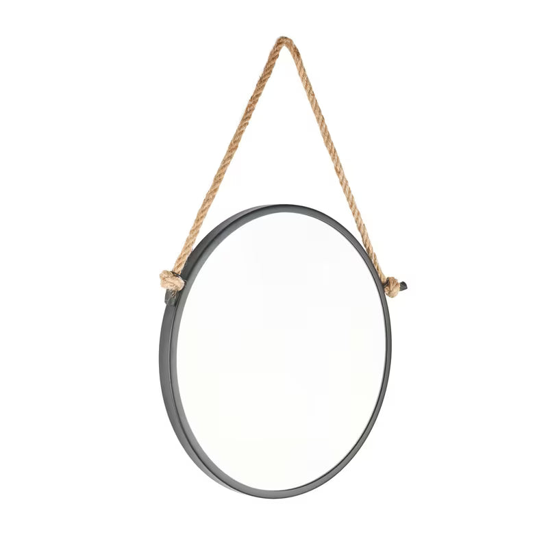 Okruglo metalno ogledalo Naturel promjera 40 cm u mat crnoj boji, obješeno na čvrsto uže.