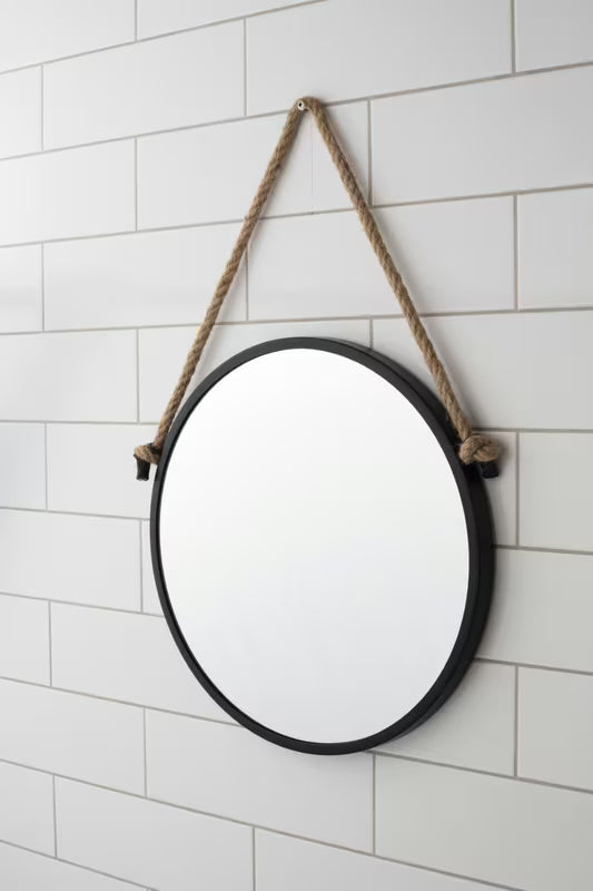 Okruglo viseće ogledalo Naturel s metalnim okvirom u mat crnoj boji, obješeno na čvrsto uže.