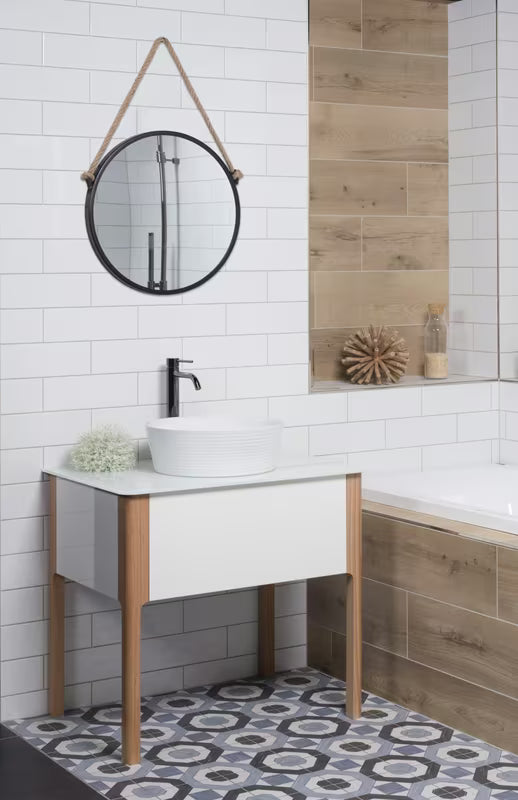 Okruglo viseće ogledalo Naturel s metalnim okvirom u mat crnoj boji, obješeno na čvrsto uže.