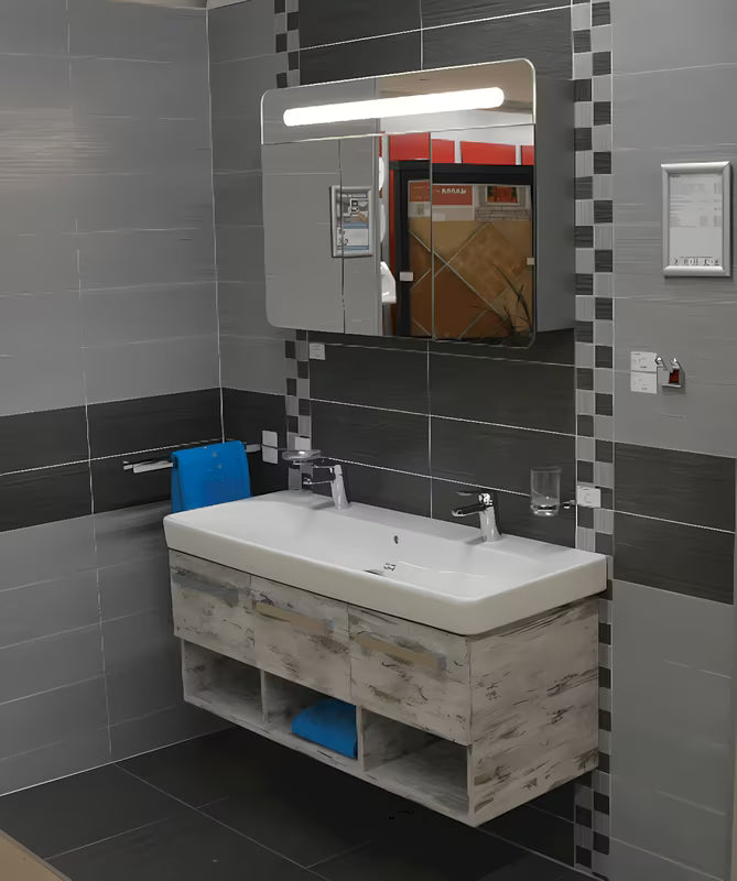 Ormarić s Ogledalom Naturel 100x65 cm u sivo-srebrnoj boji s trojim zrcalnim vratima i LED rasvjetom.