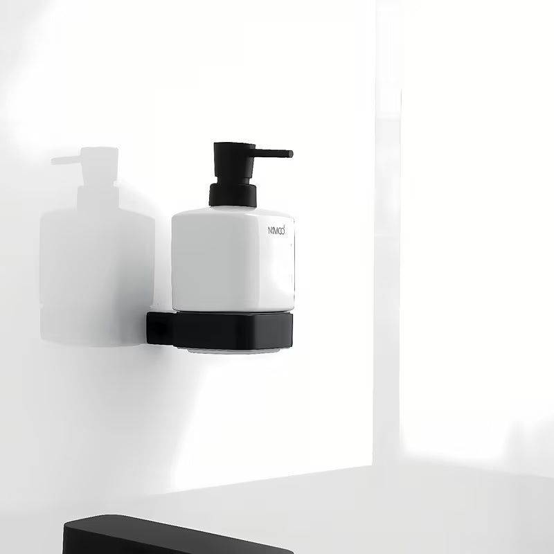Crni dozator tekućeg sapuna Nimco Kibo s keramičkom posudicom i mat držačem od mesinga.