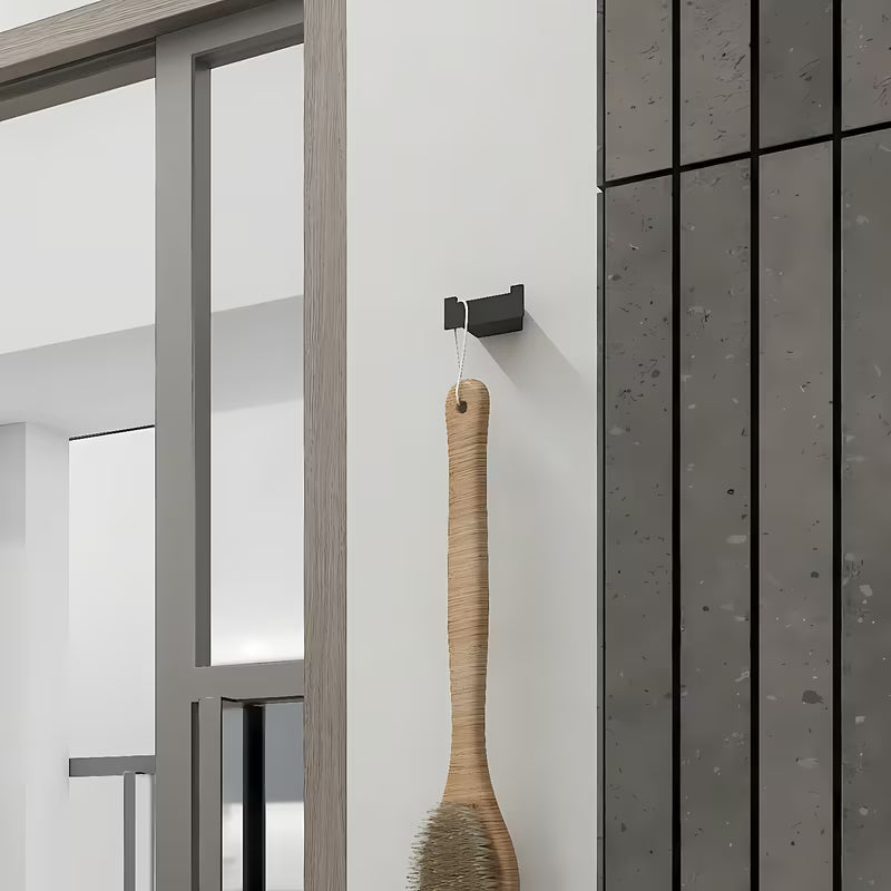 Crni mat dvostruka kuka Nimco Kibo kao minimalistički kupaonski dodatak.