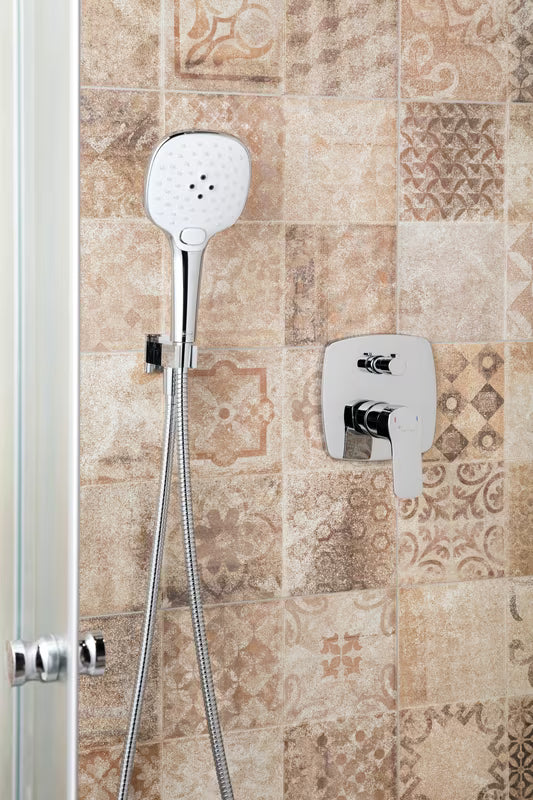 Optima Cube Way podžbukna za tuš i miješalica za kadu u krom izvedbi s ručicom