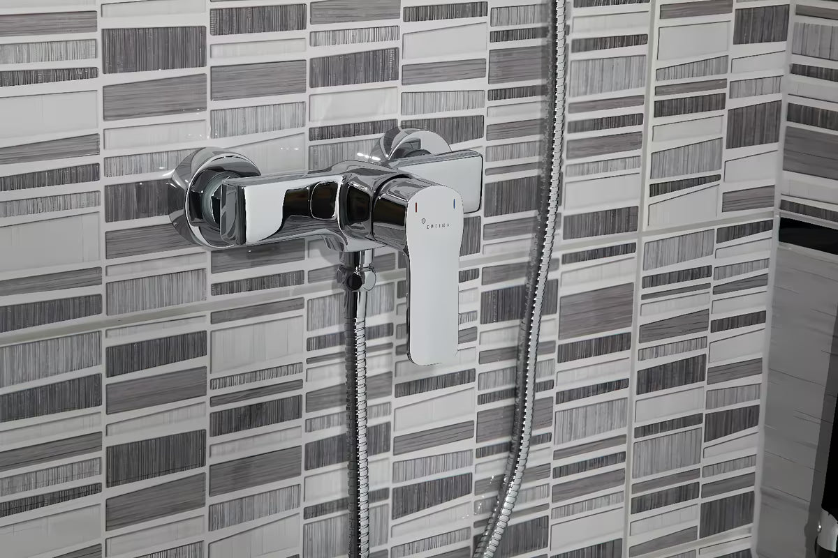 Zidna jednoručna baterija miješalica za tuš Optima Cube Way u krom izvedbi zaobljenog modernog dizajna.