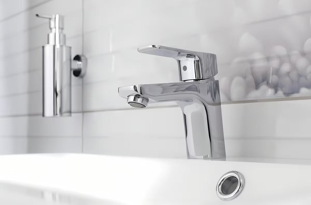 Kromirana miješalica za umivaonik Optima Cube Way bez odvoda s keramičkom kartušom i fleksibilnim perlatorom.