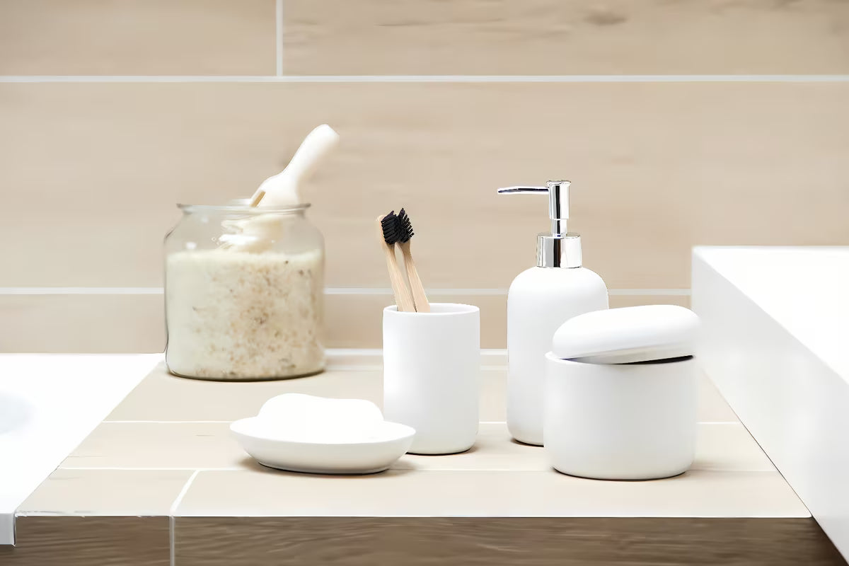 Bijeli dozator za tekući sapun Optima Daira jednostavnog, bezvremenskog dizajna