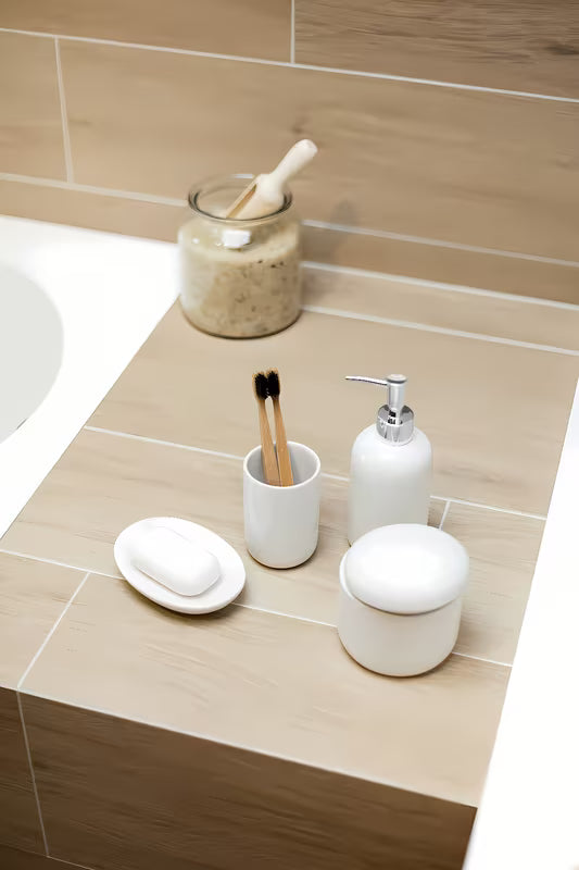 Bijeli keramički držač četkica Optima Daira jednostavnog, bezvremenskog dizajna