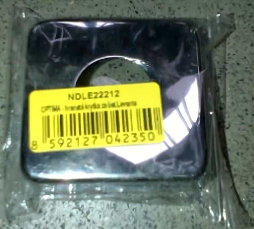 Kvadratna kromirana rozeta iza slavine Optima Levanta pro za pokrivanje priključnih otvora i cijevi.