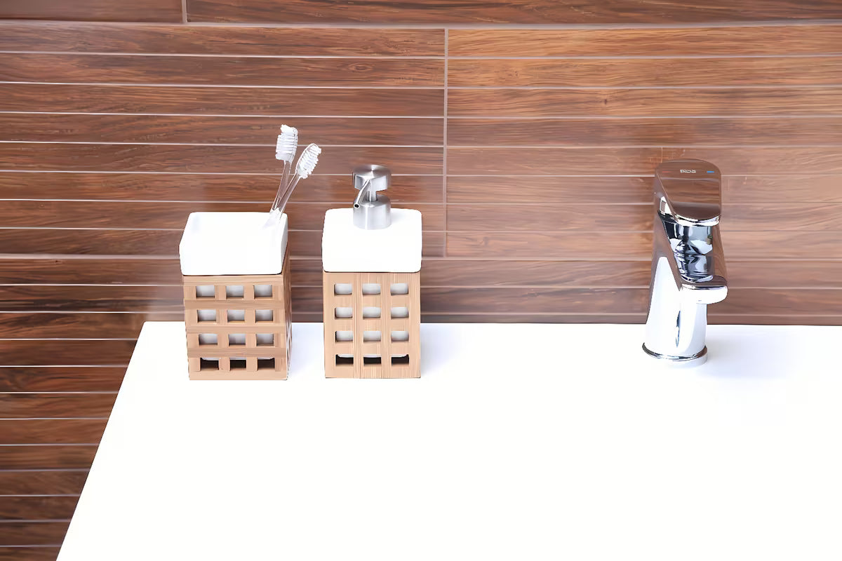 Samostojeći dozator sapuna Optima Libra u bijeloj boji s bambusovim elementom i četvrtastim dizajnom.