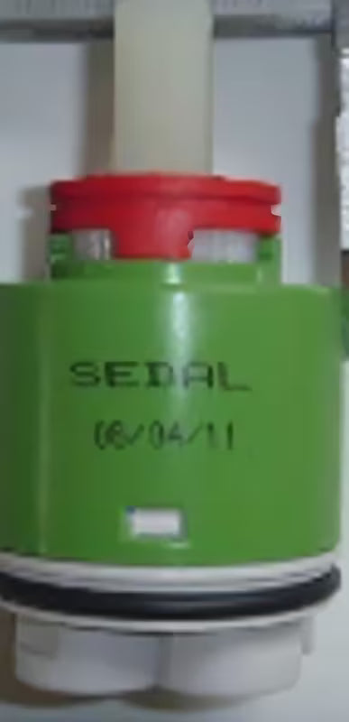 Keramička kartuša Optima kao zamjenski dio pro za glatku regulaciju protoka i temperature vode.