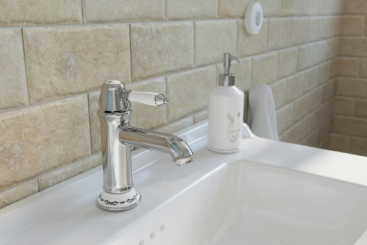 Bijeli keramički dozator sapuna Optima Provence pro kupaonicu u francuskom provansalskom stilu.