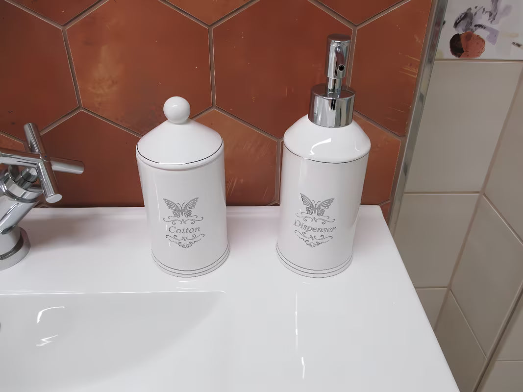 Bijeli keramički kutija s poklopcem Optima Provence kao samostojeći dodatak za kupaonicu