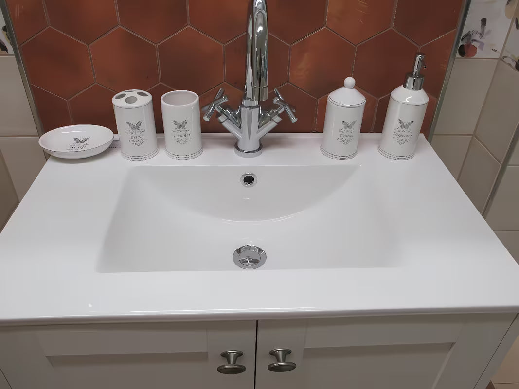 Bijeli keramički kutija s poklopcem Optima Provence kao samostojeći dodatak za kupaonicu