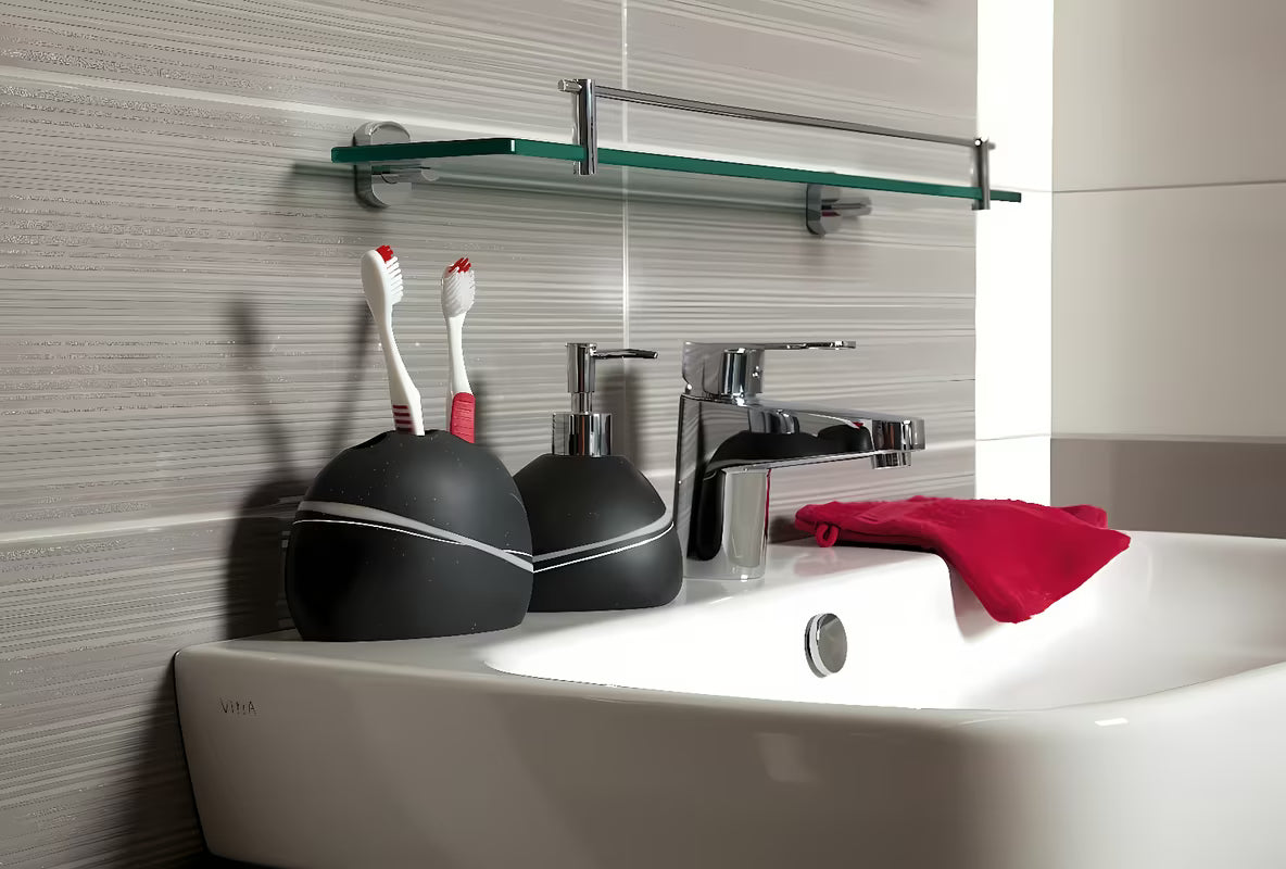 Samostojeći dozator sapuna Optima Sidao u crnoj mat izvedbi sa zaobljenim dizajnom