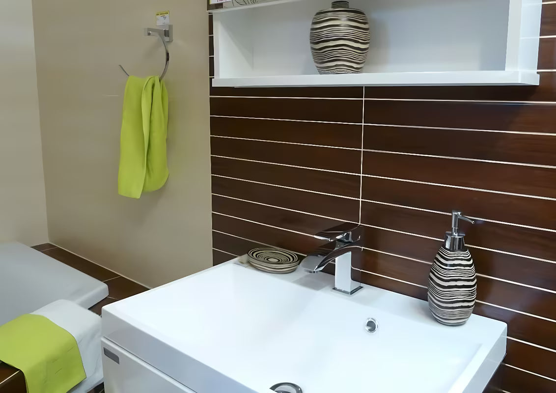 Smeđi samostojeći kutija s poklopcem Optima Soreta modernog okruglog dizajna za kupaonicu.