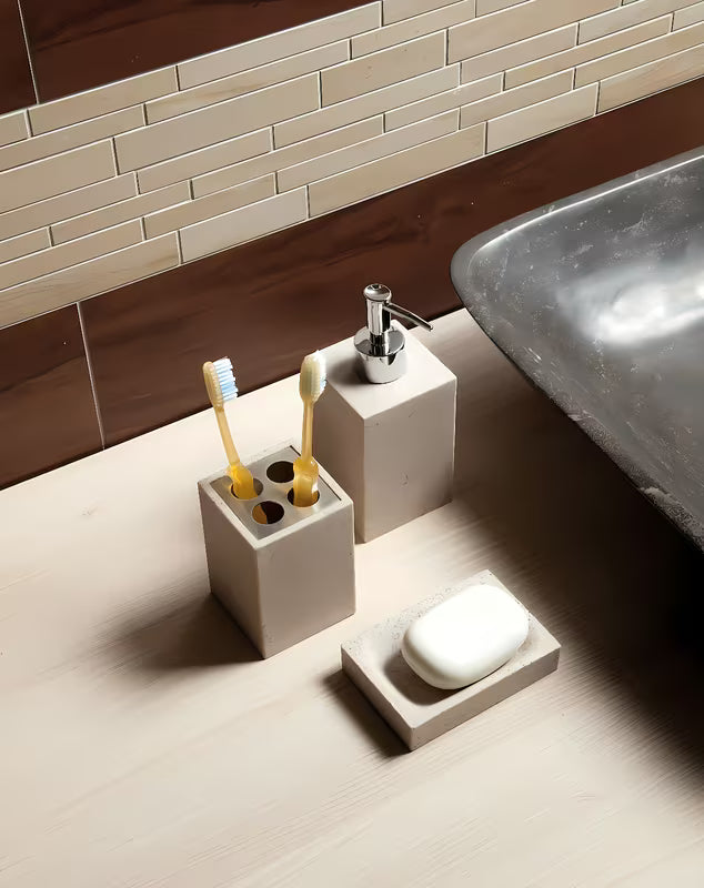 Samostojeći držač četkica Optima Supera u nijansi light-limestone od polirezina.