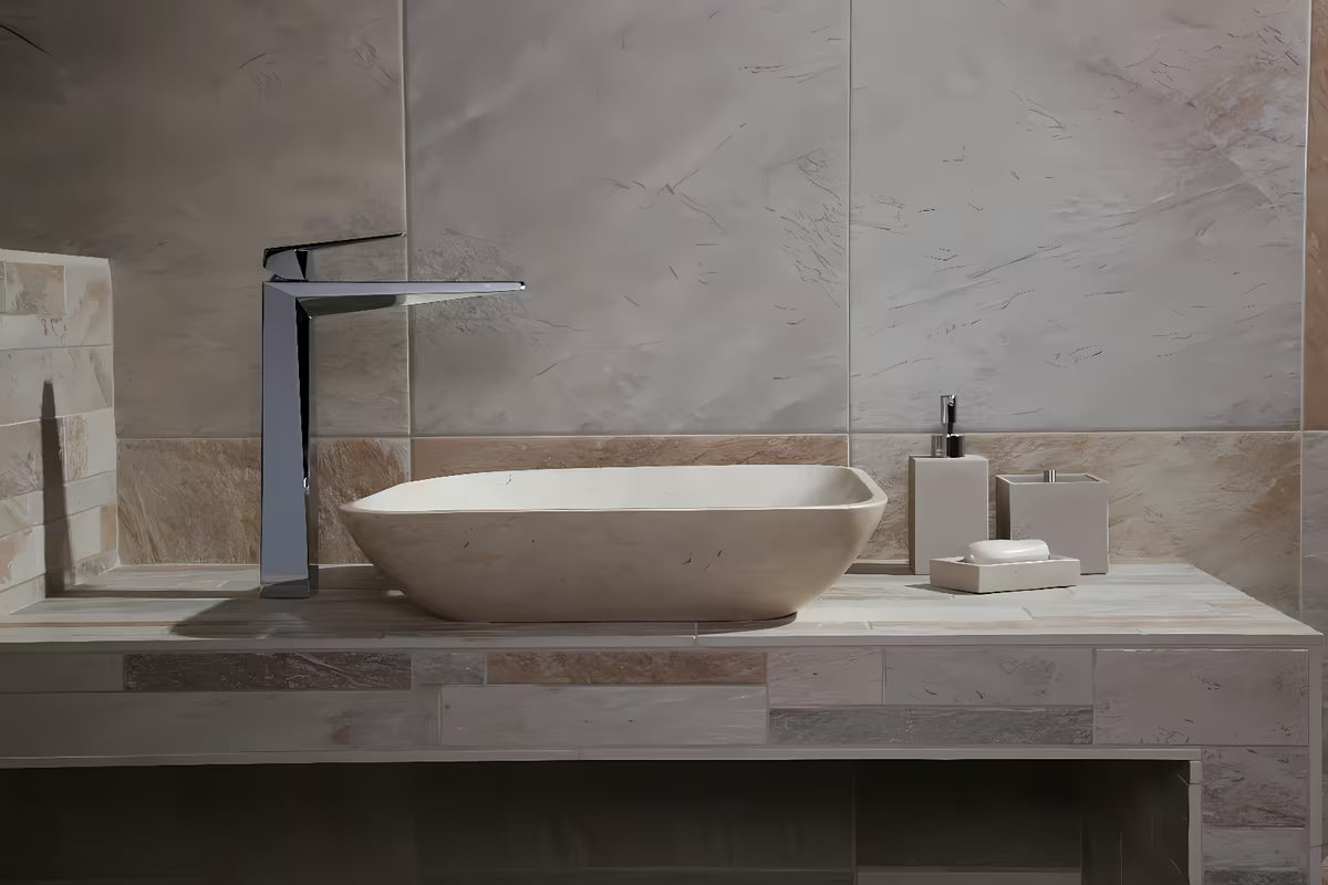 Samostojeći držač četkica Optima Supera u nijansi light-limestone od polirezina.