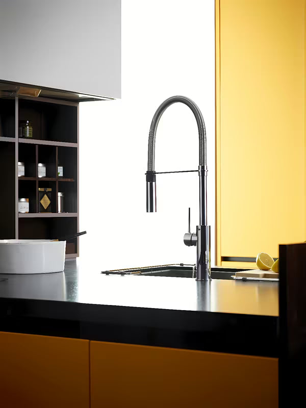 Jednoručna Baterija miješalica za sudoper Paffoni Light u kromiranoj izvedbi s izvlačivim tušem i sa zakretnim izljevom.