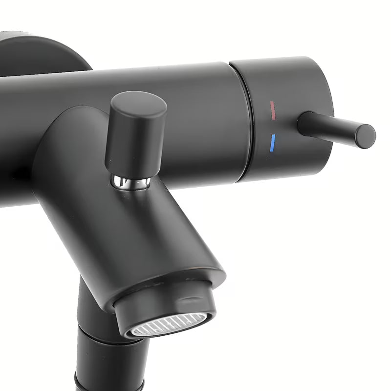 Jednoručna Baterija zidna miješalica za kadu Paffoni Light s tuš setom u crnoj mat izvedbi.