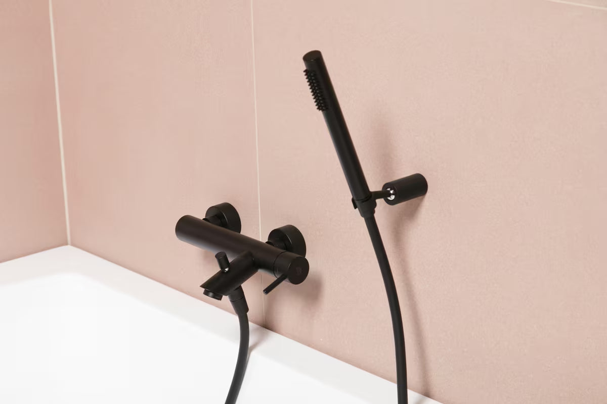 Jednoručna Baterija zidna miješalica za kadu Paffoni Light s tuš setom u crnoj mat izvedbi.