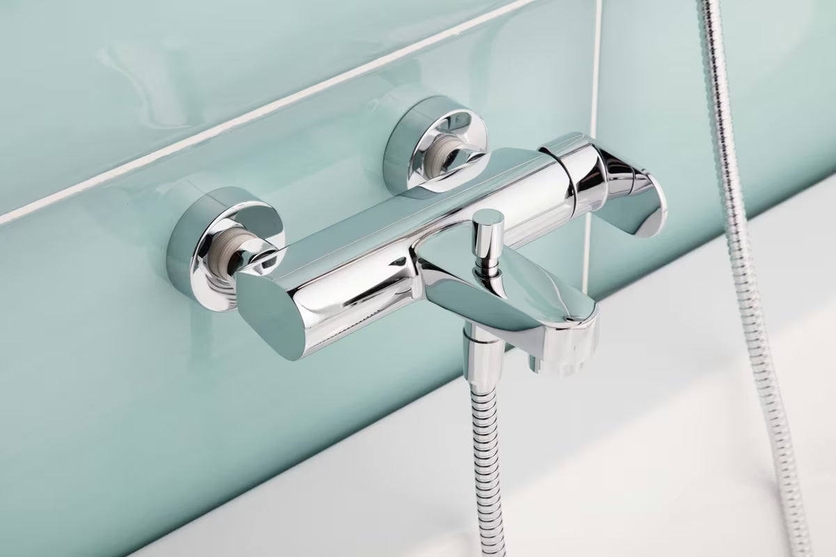 Jednoručna Baterija zidna miješalica za kadu Paffoni Pavia u krom izvedbi sa zaobljenim dizajnom