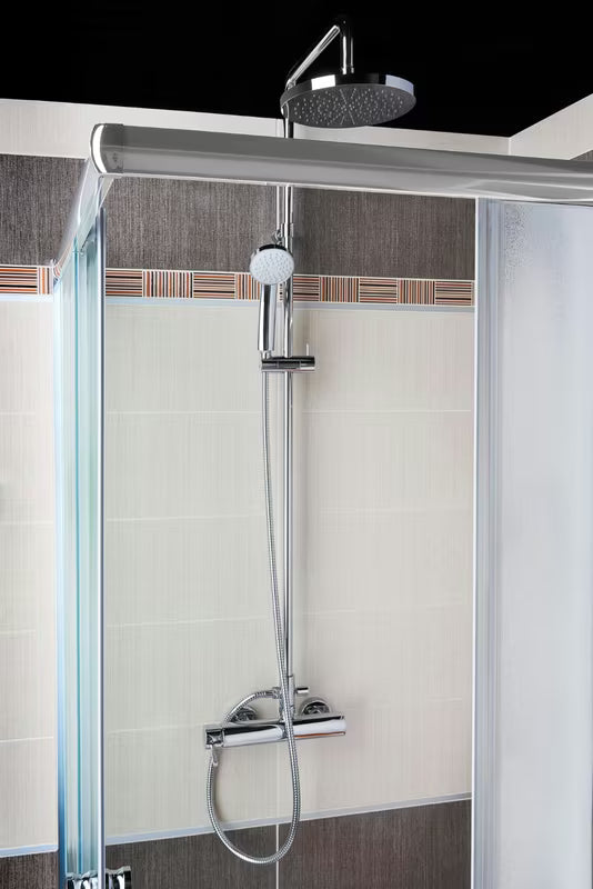 Tuš sustav Paffoni Chrome s polugom, ručnim i nadglavnim tušem u okruglom dizajnu.