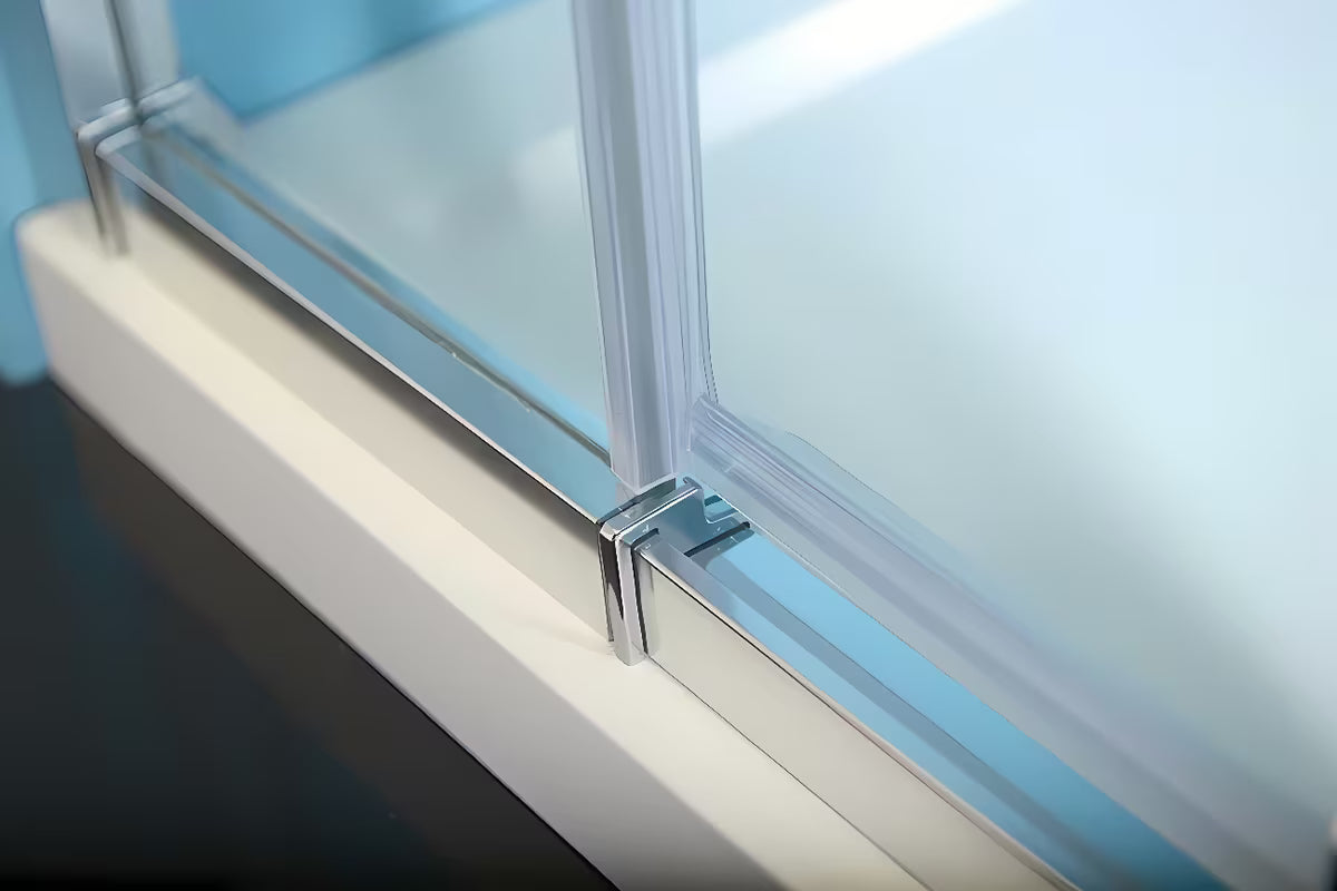 Tuš vrata Polysan Easy 88-102 cm u izvedbi sjajni krom s prozirnim sigurnosnim staklom i pivotnim otvaranjem.