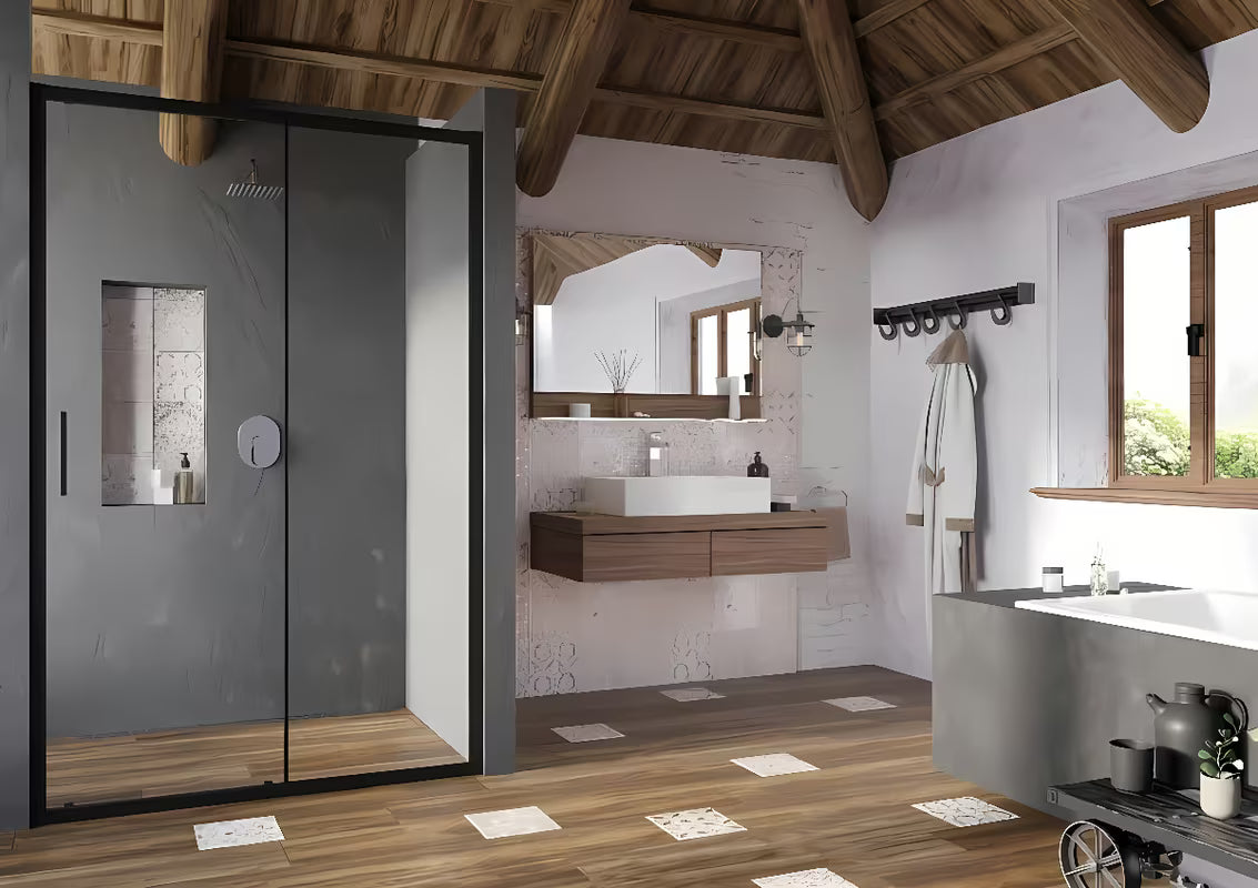 Ravak Blix Slim tuš vrata 120 cm u crnoj boji s prozirnim staklom i kliznim otvaranjem.