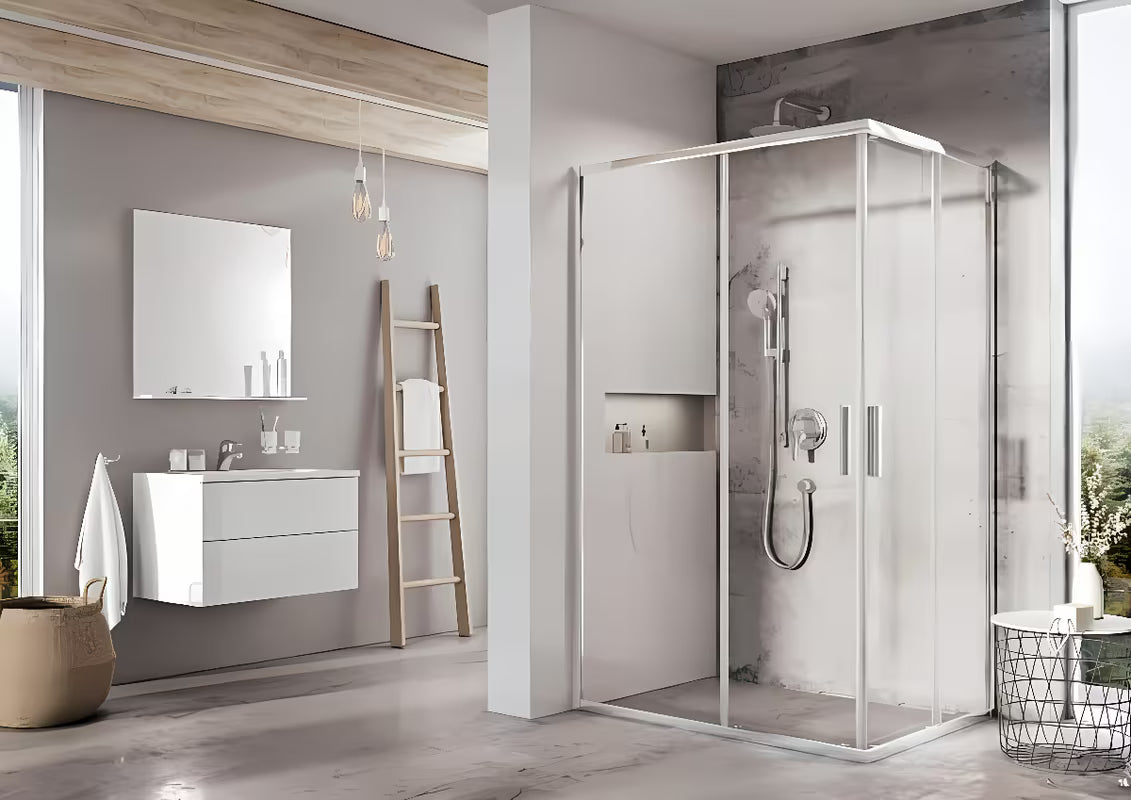 Tuš vrata Ravak Blix Slim 90 cm u izvedbi sjajni krom s prozirnim staklom i kliznim otvaranjem.