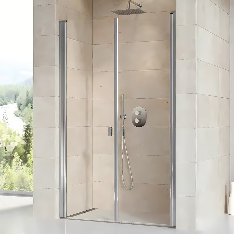 Tuš vrata Ravak Chrome 120 cm u sjajnom kromu s prozirnim sigurnosnim staklom i zaokretnim otvaranjem.