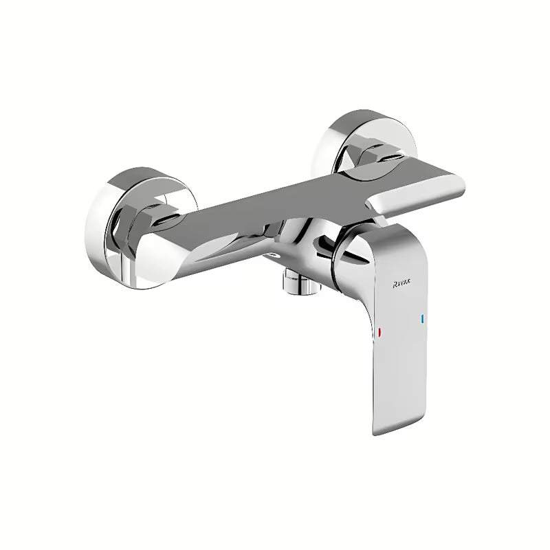 Kromirana zidna miješalica za tuš Ravak Flat s ručicom i modernim dizajnom.