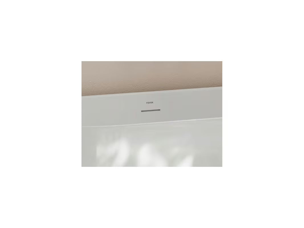 Samostojeći akrilna kada Ravak Freedom O Tec 170 x 77 cm u bijeloj boji s kromiranim pokrovom odvoda.