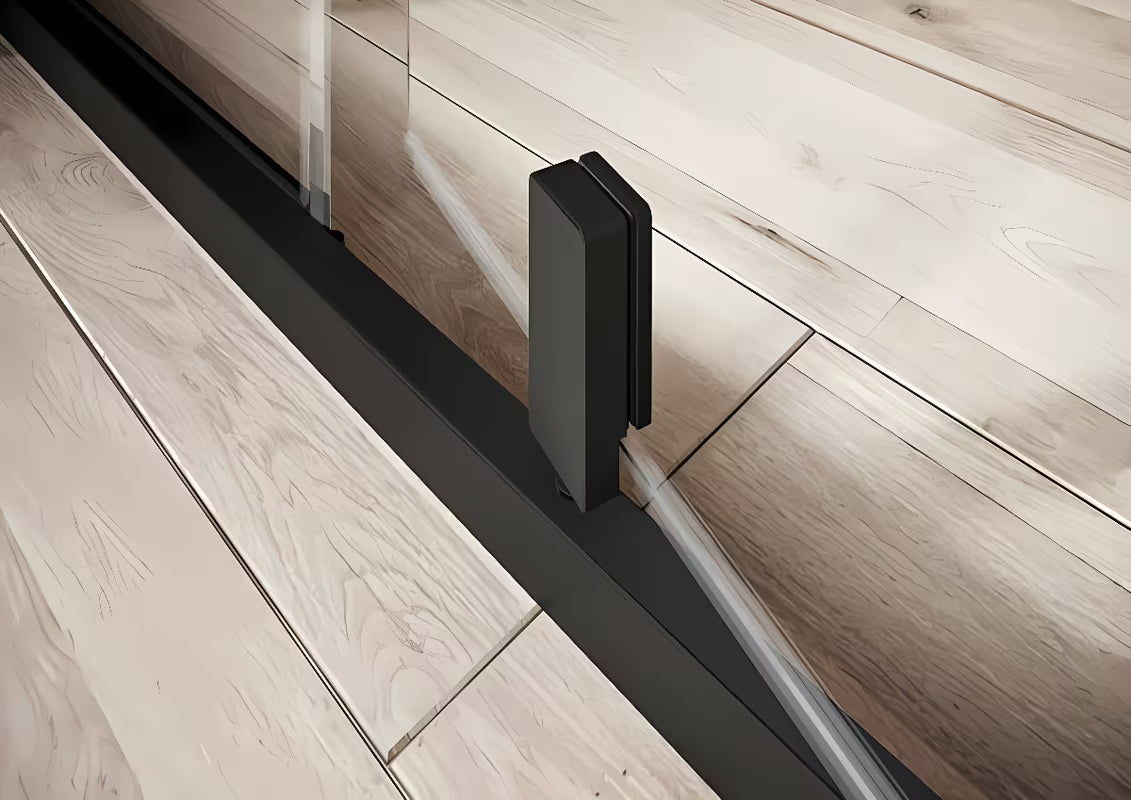 Ravak Nexty tuš vrata 120 cm u crnoj izvedbi s prozirnim staklom i pivotnim otvaranjem.