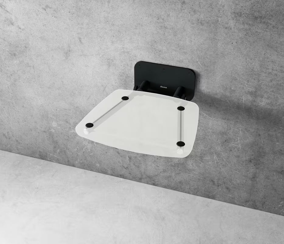 Sklopive sjedalo za tuš Ravak Ovo B II s crnom konstrukcijom i prozirnim sjedalom Clear u četvrtastoj izvedbi.