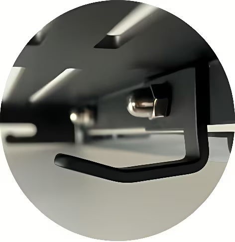 Kutna polica Ravak Slim C u izvedbi satin/krom s perforiranom površinom i donjim kukicama