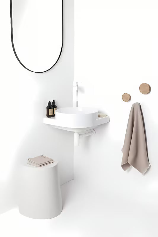 Bijeli keramički kutne viseći umivaonik Ravak Yard s uvučenom odlagališnom plohom