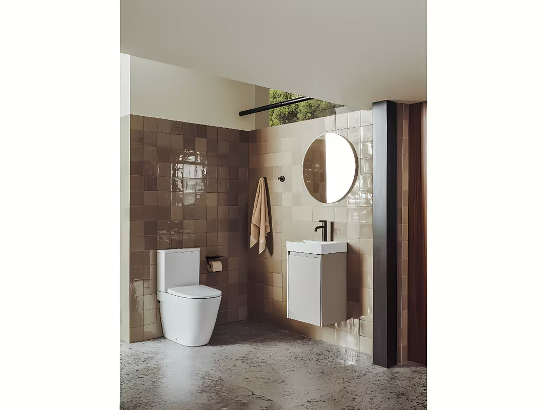 Bijeli stojeća WC školjka kombi Roca Ona bez sustava za ispiranje s vario odvodom i tehnologijom Roca Rimless®.