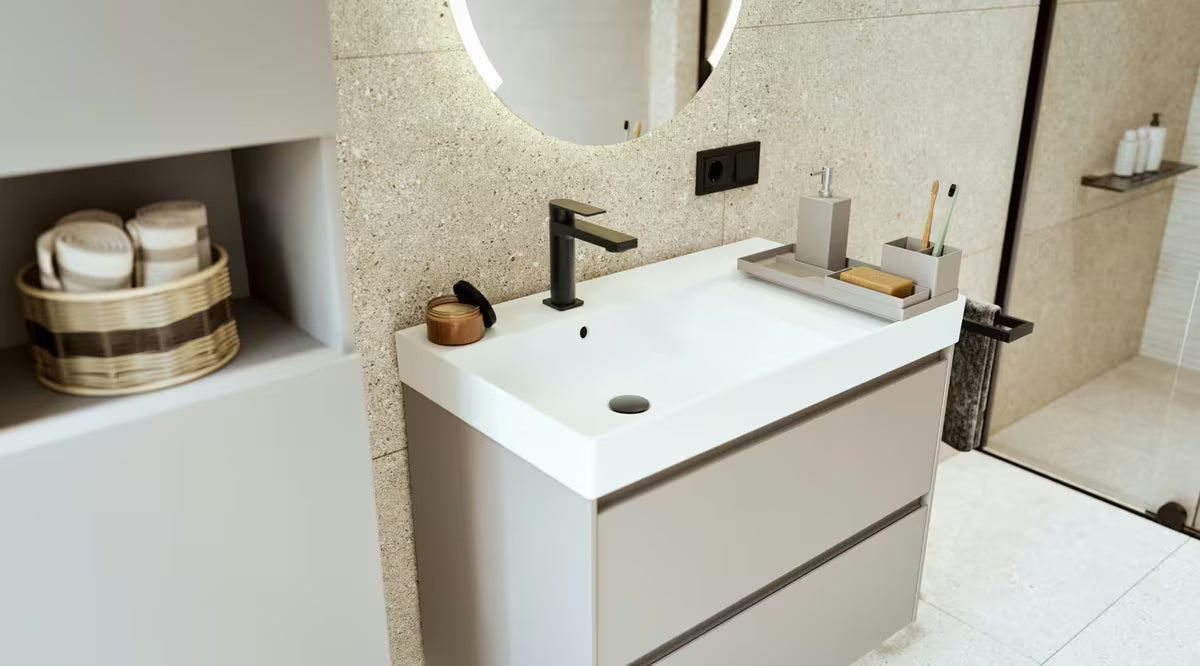 Viseća visoka kupaonski ormarić Roca Ona u mat pješčanoj boji s PushOpen otvaranjem.