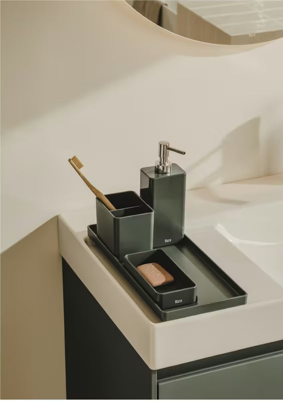 Zelena plastična čaša Roca Ona, samostojeći dodatak za kupaonicu za četkice za zube.