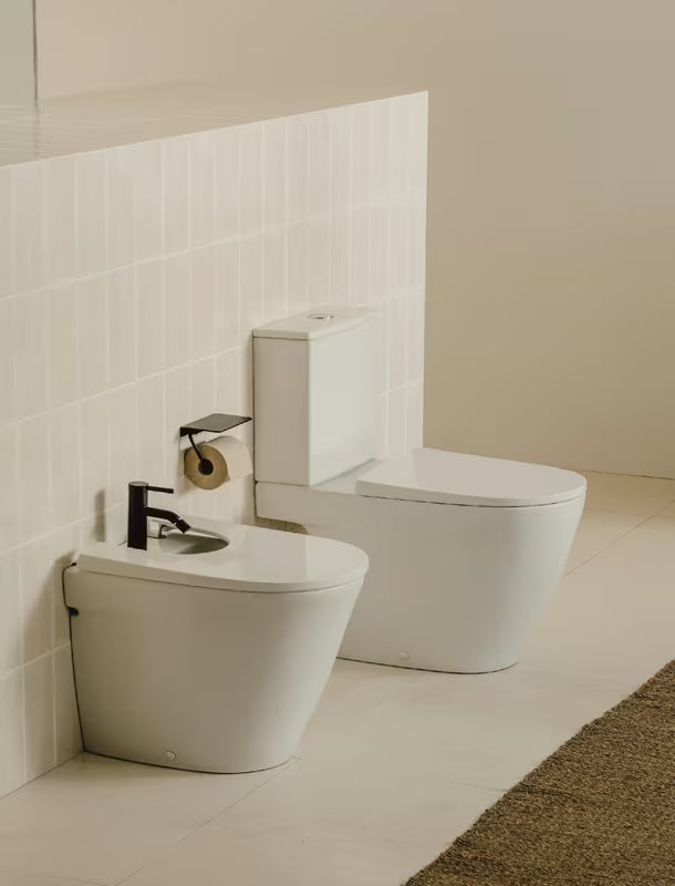 Bijeli stojeća WC školjka kombi Roca Ona bez sustava za ispiranje s vario odvodom i tehnologijom Roca Rimless®.