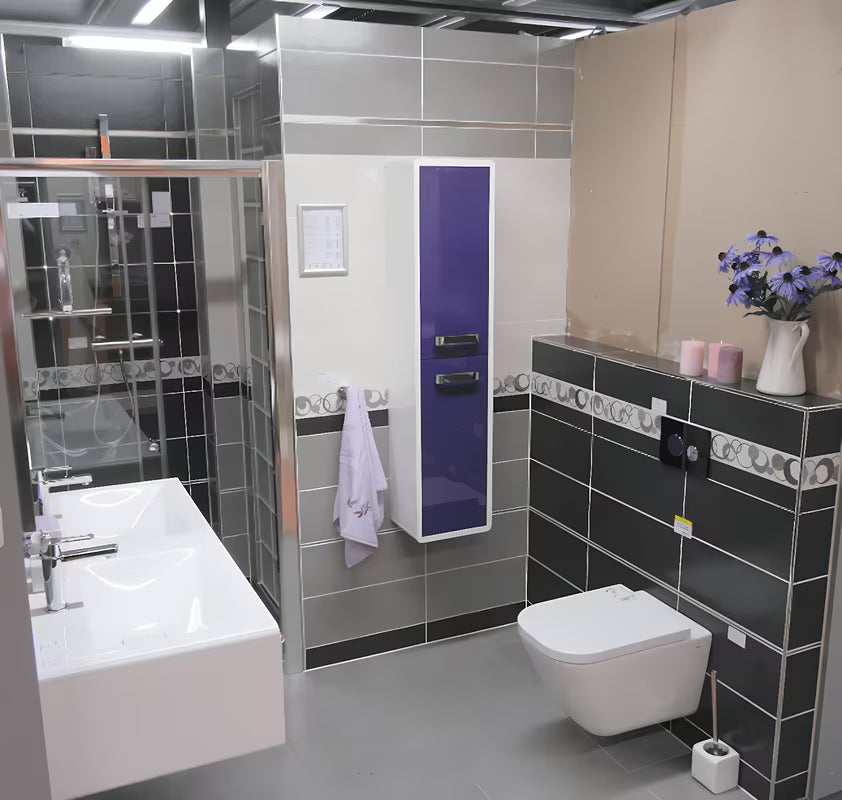 Bijeli viseća WC školjka Roca The Gap s Rimless izvedbom bez sustava za ispiranje i četvrtastim dizajnom