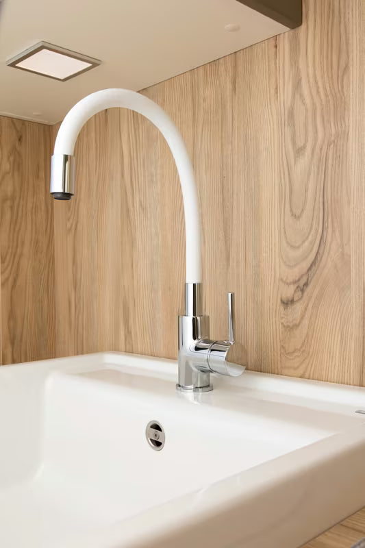 S-Line jednoručna baterija miješalica za sudoper bijela/krom sa silikonskim fleksibilnim crijevom