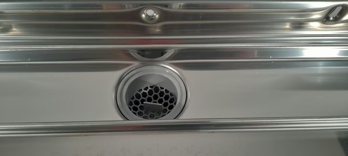 Nehrđajući tuš kanalica S-Line Klasik 65 cm s rešetkom, pro montaža ke zid, u sjajnoj izvedbi.