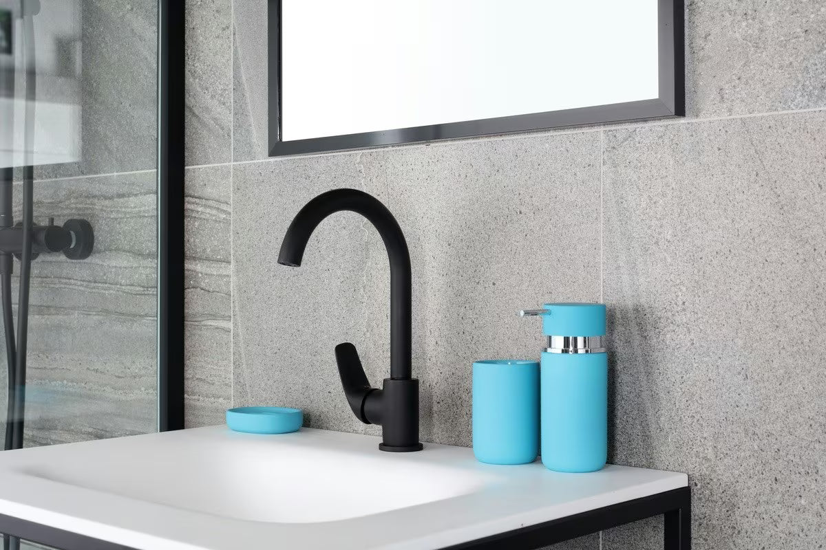 S-Line Pro jednoručna baterija stojeća miješalica za sudoper u crnoj mat izvedbi s okretnim izljevom.