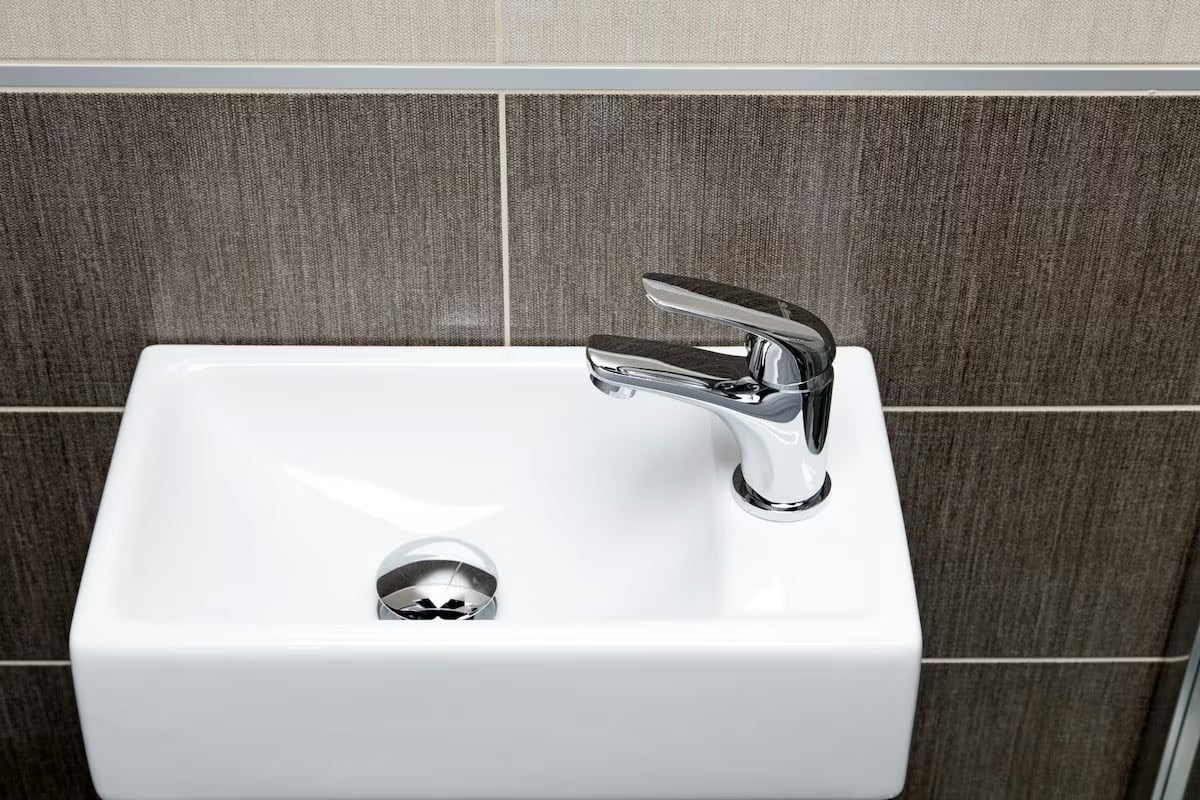 Kromirana jednoručna baterija stojeća miješalica za umivaonik S-Line Pro bez odvoda zaobljenog dizajna.