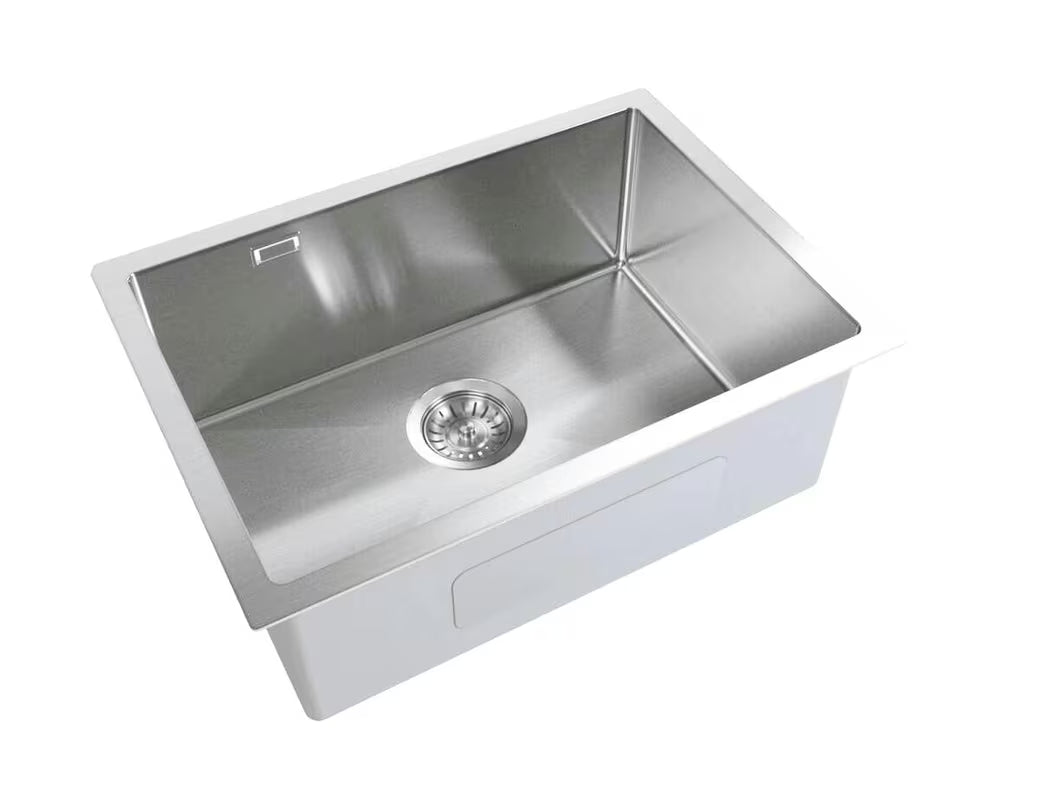 Kuhinjski jednostruki sudoper SAT Aurum od nehrđajućeg čelika pro donja montaža ispod radne ploče u brušenom inoxu.