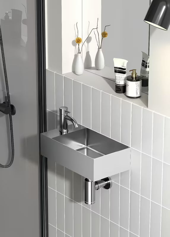 Viseće mali umivaonik SAT Aurum od nehrđajućeg čelika u inox boji, dimenzija 36,5 x 18 cm.
