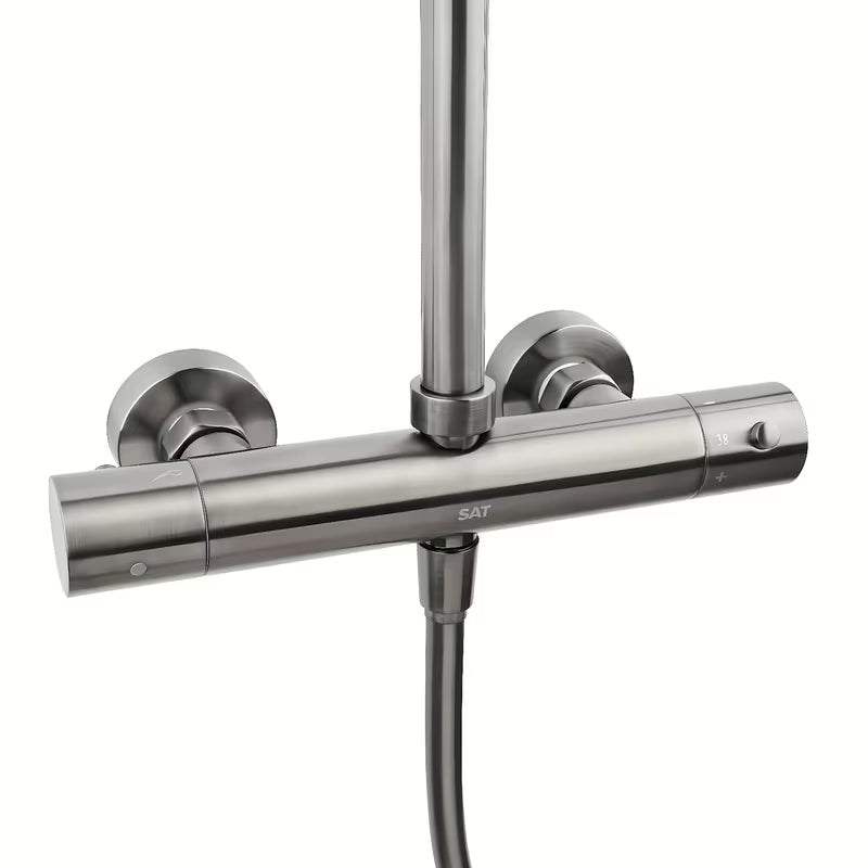 Tuš sustav SAT Aurum s termostatskom miješalicom u brušenoj izvedbi gun metal s nadglavnim i ručnim tušem.