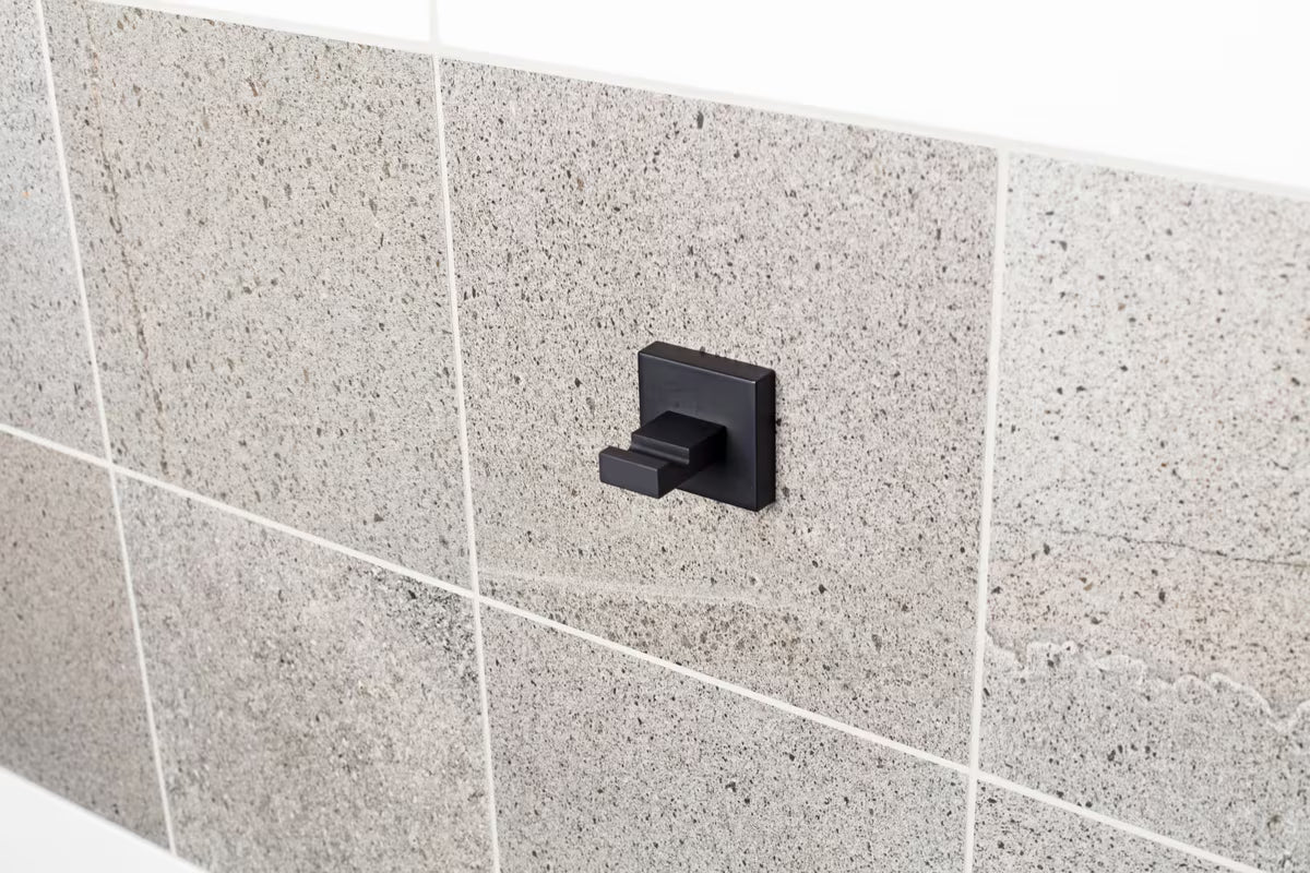 Zidni kupaonski kukica SAT B-Way S u crnoj mat izvedbi od aluminija